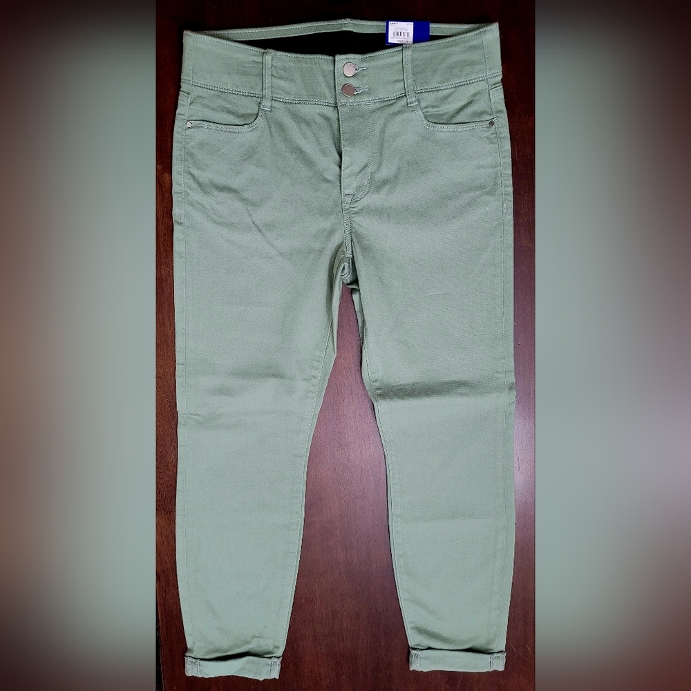 APT. 9 Ankle Mid Rise Pant. Size 10